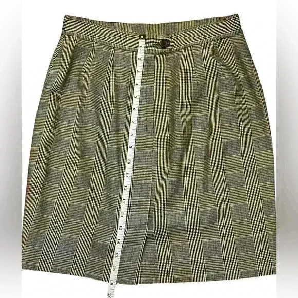 Vintage Banana Republic Size Ten Plaid Skirt with zipper and button Size 10 - Picture 2 of 6